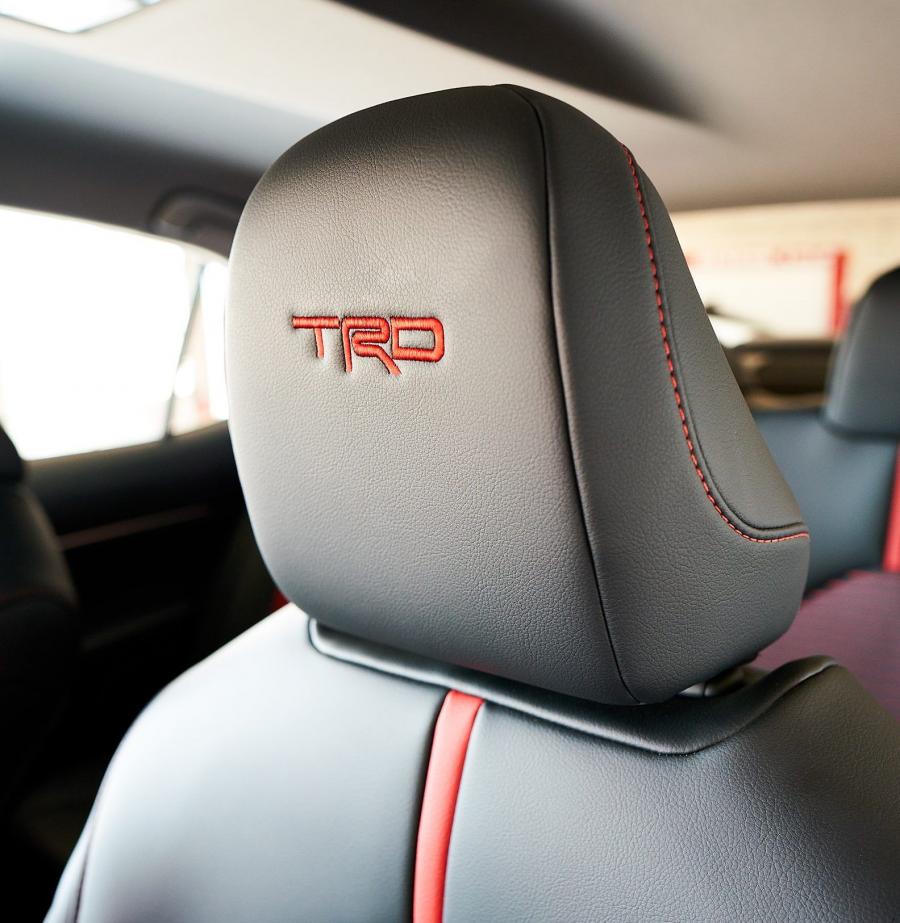 Детали интерьера Toyota Camry TRD 2019 года  (NA) (фото 16 из 23)